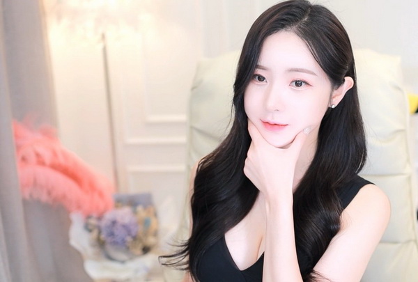 游泳馆里的两个教练孟月月